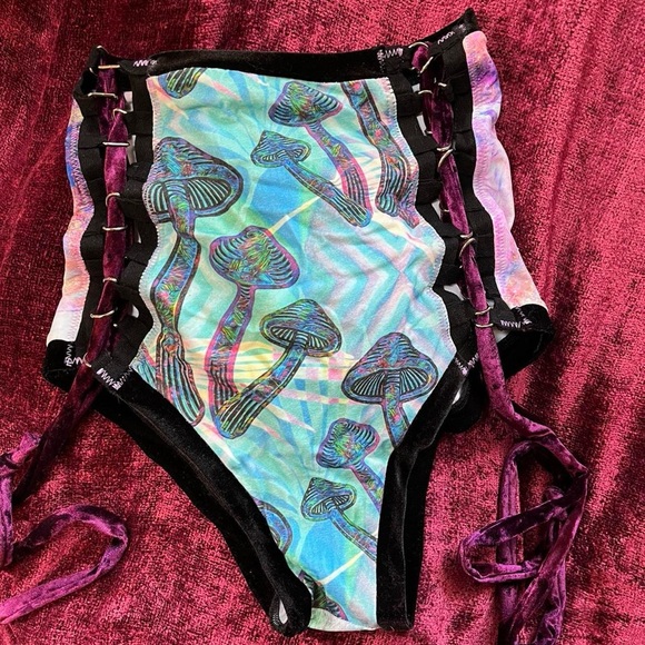 Luxmuse x Disco Lemonade shorts - Picture 3 of 4